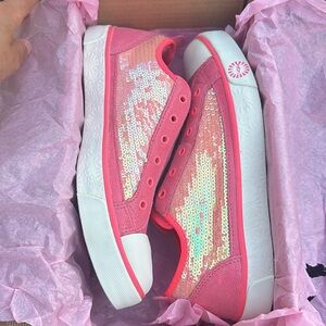 New in box - Ugg Size 9 Laela Tennis shoes